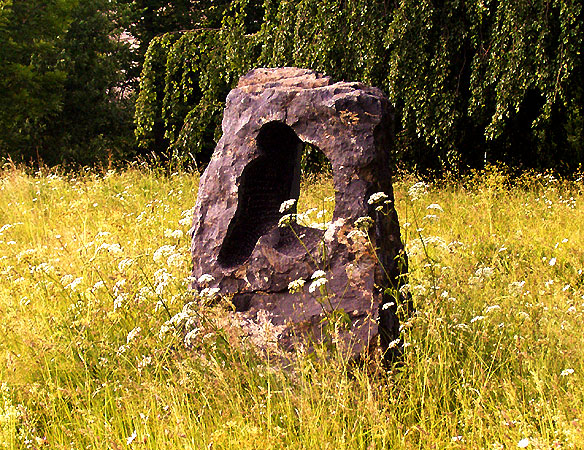 Norbert Jger: BASALTSTEINSKULPTUR