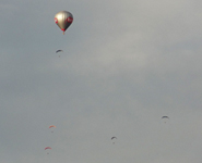 Meiningen 20.9.2011: Heiluftballon und Gleitschirme