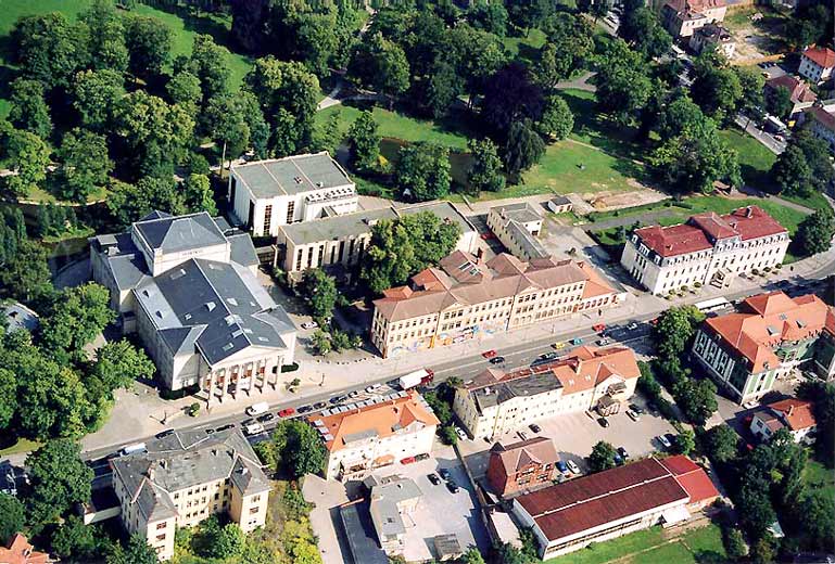 Dieter Bechstein: Luftbild der Bernhardtstraße mit Theater