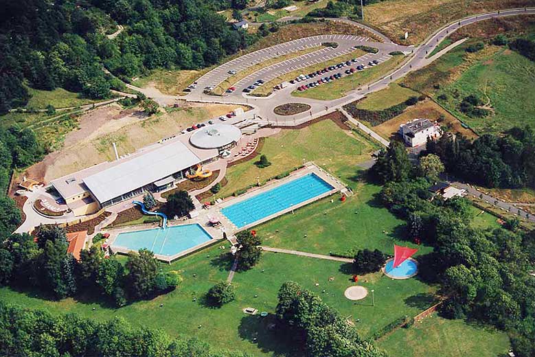 Dieter Bechstein: Luftbild vom Frei- und Hallenbad Rohrer Stirn