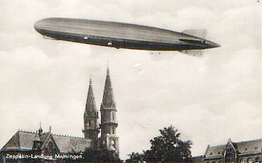 Zeppelin &uuml;ber der Meininger Stadtkirche